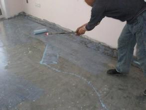 歐耐克界面劑的用途：主要用于大理石、墻面等光滑面粘貼前處理。歐耐克工程師曾做過實驗，可以通過界面劑在玻璃上、瓷磚上貼瓷磚，粘接牢固，沒有掉磚情況。界面劑現(xiàn)場施工圖