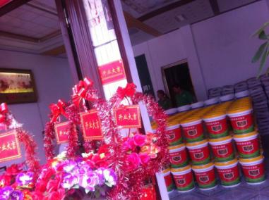 賀喜羅城梁總形象店開業(yè)！梁總是歐耐克防水的老客戶，一直是河池宜州的代理，在宜州防水市場具有很強的市場影響力。2015年，梁總加大了在防水方面的投入，在羅城開了一家新的防水店——歐耐克防水羅城形象店。